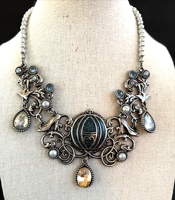 Disney Store Princesa Cenicienta Cosplay Calabaza Entrenador Collar Plateado Foto 1 de 4