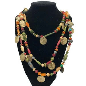 Collar llamativo vintage colorido tallado con cuentas de madera y moneda de oro de tres hilos - Imagen 1 de 5
