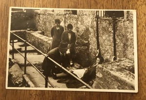 RPPC Kissing The Blarney Stone, Blarney Castle, Co. Cork. Irland Postkarte (WP2) - Bild 1 von 2