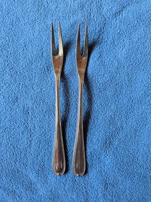 2 Stück WMF Modell Perlrand Vorlege Fleischgabeln Cromargan  - Bild 1 von 4