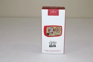 2024 Hallmark Ornament Woody's Roundup Radio Disney y Pixar Toy Story 2 NUEVO - Imagen 1 de 4