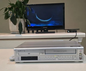Sylvania SSD800 HiFi VHS DVD Player VHS Videorecorder Recorder mit Fernbedienung - FUNKTIONIERT - Bild 1 von 11