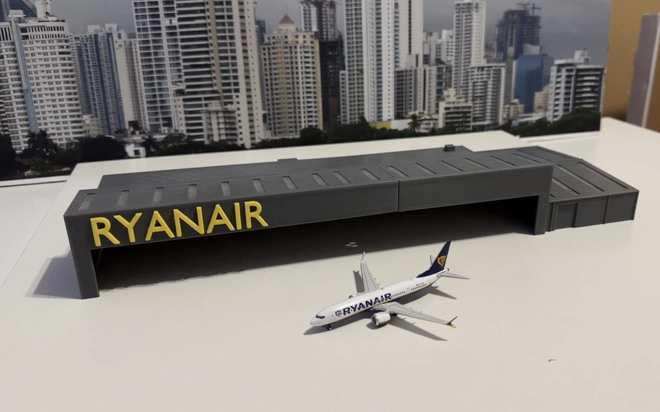 Ryanair Stansted Hangar 1/500 - Image 1 of 4