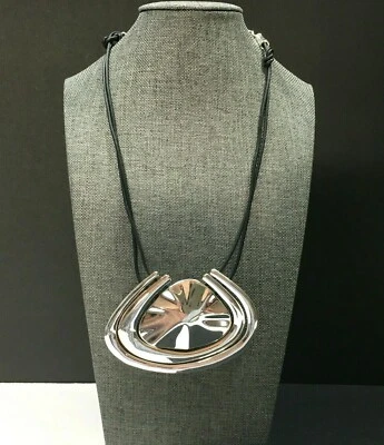 全新 CHICO'S BIG 抽象几何银色吊坠项链 黑色 Cording R322n — 第 1/4 张图片