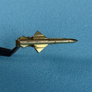 Vintage Raytheon Sparrow Rocket Missile Aircraft Gold Tone Tie Bar Clip #57715 - Picture 1 of 7