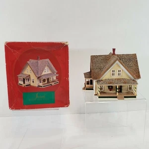 Hallmark Sarah's Prairie Home Sarah Plain and Tall Collezione Casa di Natale - Foto 1 di 11
