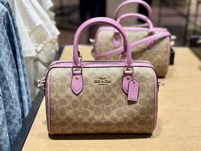蔻驰 Rowan 挎包签名帆布棕褐色/紫红色 CV961 全新带标签 — 第 1/4 张图片