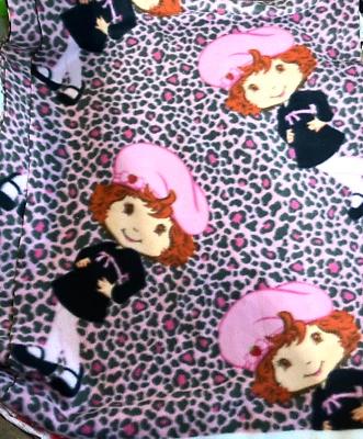 Muñeca de colección TCFC Fresa Shortcake PINSA ESTAMPADO LEOPARDO ROSA Tela polar Artesanal 48x65" Foto 1 de 4