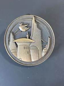 DISNEY STAR WARS GALAXY'S EDGE BLACK SPIRE OUTPOST OGA'S CANTINA HINGED PIN - Picture 1 of 3