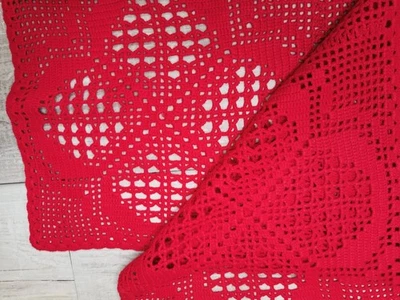 Häkelserviette auf dem Tisch in leuchtendem Rot, aus Baumwolle 185x29 Handmade - Bild 1 von 2