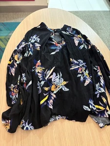 Blusa túnica orquídea eléctrica Free People pequeña negra estampado floral rayón ojo de cerradura - Imagen 1 de 3
