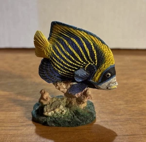 Tropical Fish Statue Resin Made In Hong Kong 2.5” x 2.5” - Imagen 1 de 5