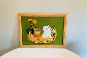 Colgante de pared bordado gatitos en cesta vintage, cuadro bordado gato enmarcado - Imagen 1 de 7