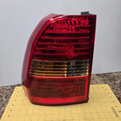 Luz trasera izquierda conductor Kia Sportage 2.0 92401 2007 1FO con todos los enchufes Foto 1 de 4