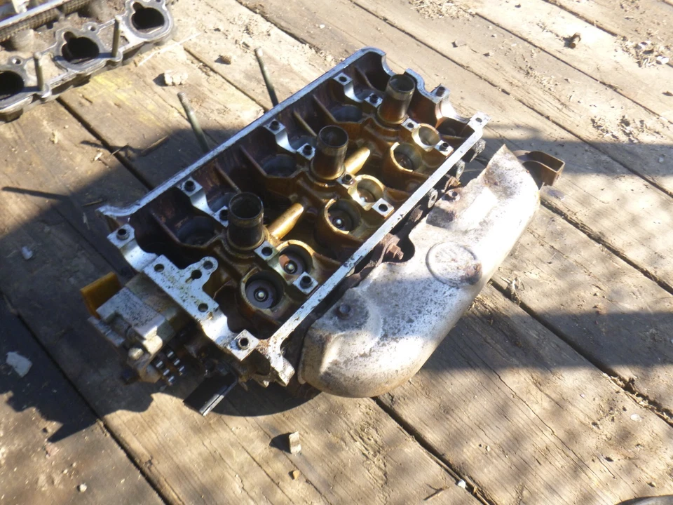 2002 Chevrolet Tracker Cylinder Head DRIVER SIDE 2.5L Suzuki - Image 1 of 4