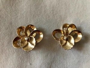 Pendientes de clip vintage - tono dorado, 1,25 pulgadas, diseño de pétalos de flores 3D - Imagen 1 de 8