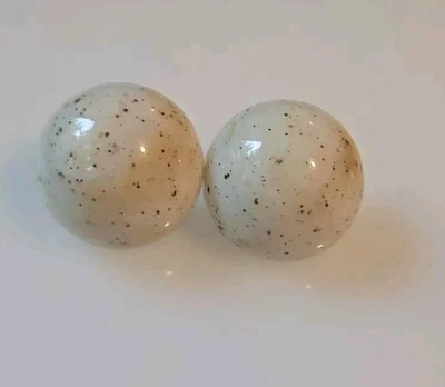 Винтажные круглые белые полированные серьги-постеры с крапинками  - Изображение 1 из 4