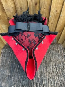 Stunning Bridgerton Inspired Red Black Hat Renaissance Feathers 57cm (20) - Picture 1 of 7