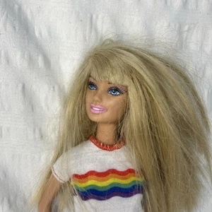 Muñeca Barbie de Colección 1999 Mattel Muñeca de Moda con Camisa a Rayas Arco Iris SIN Zapatos - Imagen 1 de 9