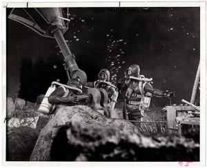 *LA CIUDAD SUBMARINA (1962) William Lundigan dirige el equipo de ingeniería submarina - Imagen 1 de 2