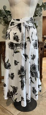 Sacred Thread 女式均码白色黑色花卉缩褶长裙 Z — 第 1/4 张图片