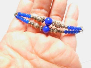 Pulsera vintage de metal de doble cadena de metal en tono plateado de vidrio azul - Imagen 1 de 6
