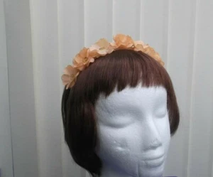 Banda/diadema de Alicia decorada con flores de melocotón/albaricoque - boda, florista, etc. - Imagen 1 de 5