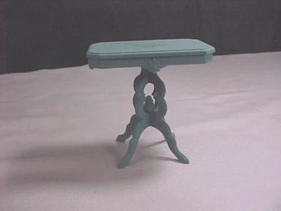 Mesa de acento azul miniatura para casa de muñecas Foto 1 de 4