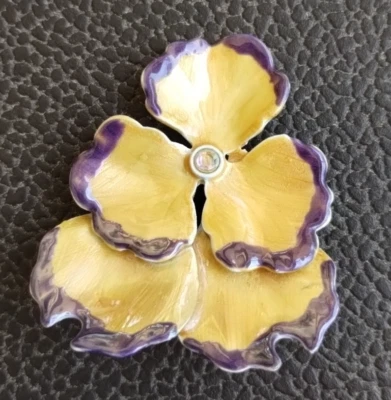 Broche prendedor floral violeta africano doble esmalte Kenneth Cole KC vintage Foto 1 de 4