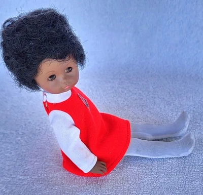 AA 非裔美国人时尚金妮·吉内特娃娃红色连衣裙 1970 年代 — 第 1/4 张图片