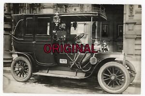 Orig Foto 1910er Mann posiert im Auto Droschke Taxi Opel in Berlin  AK Größe