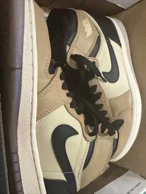 耐克 Air Jordan 1 Mid Girls 尺码 6Y 粉红色 白色 紫色 篮球鞋 运动鞋 — 第 1/2 张图片