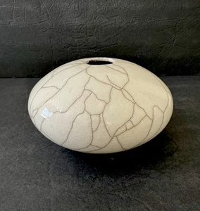 Jarrón de cerámica blanco con esmalte craquelado de cerámica firmado Studio Pottery recipiente vintage - Imagen 1 de 18