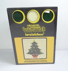 Vintage Brunswick Yarns Lovelatchers Latch Hook Rug Kit Chrismas Tree Doll 15x15 - Picture 1 of 4