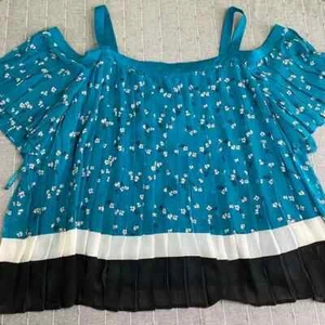 Lane Bryant Plus Size 26 Off Shoulder Pleated Top Blue Floral NWOT - Picture 1 of 12