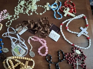 VINTAGE KONVOLUT RELIGIÖSE CHATOLISCHE GEBETSROSENKRÄNZE HALSKETTEN MEHRFARBIG  - Bild 1 von 9