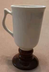 Tazza da caffè irlandese alta con piedistallo bianco e marrone Hall vintage USA ~ 1273 USA - Foto 1 di 10