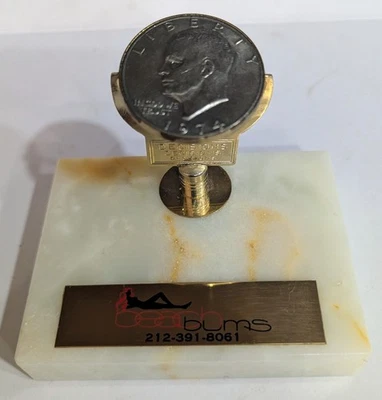 Moneda de dólar de plata vintage 1974 base de mármol abatible vagabundos playa exhibición publicitaria  Foto 1 de 4