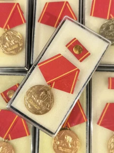 DDR Medaille für 25 Jahre treue Dienste in den Kampfgruppen der Arbeiterklasse.  - Picture 1 of 6