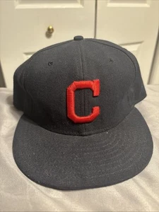 Cappello uomo New Era 59Fifty Cleveland Indians "C" blu navy aderente berretto 7 5/8 usato - Foto 1 di 7