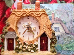 Reetgedeckte Cottage Kunstharzguss mental Quarz Uhr Details, 7,5 "B x 7"H - Bild 1 von 2
