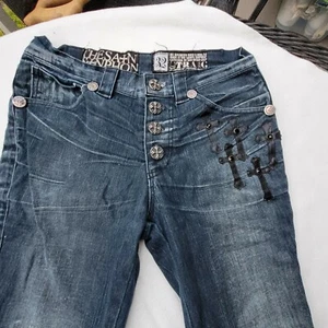 Raro jeans uomo The Saints Sinphony taglia 32x31 skinny bottone Fly Rock 1 su Ebay - Foto 1 di 12