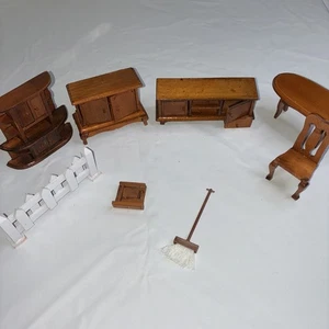 Vintage Holz Miniatur Puppenhaus Möbel Tisch Stuhl Kommode etc guter Zustand - Bild 1 von 9