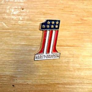 Prendedor de solapa esmaltado duro vintage Harley-Davidson número 1 Capitán América .5" - Imagen 1 de 3