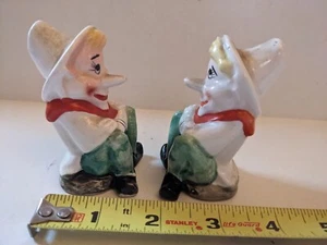VINTAGE 1960's SALT & PEPPER SHAKERS 2 ELF's SITTING LUCKY PIXIES 3" TALL - Imagen 1 de 10