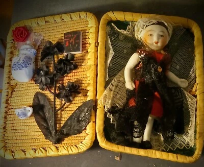 Boneca bisque articulada original antiga de 5 polegadas e estojo de viagem - Imagem 1 de 4
