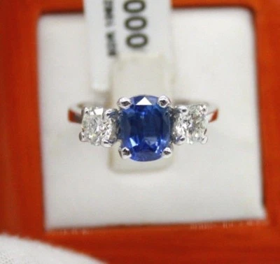 ANILLO DE COMPROMISO DE PLATINO CON ZAFIRO OVALADO DE 2,22ct y DIAMANTES REDONDOS DE 1,00ct Foto 1 de 4