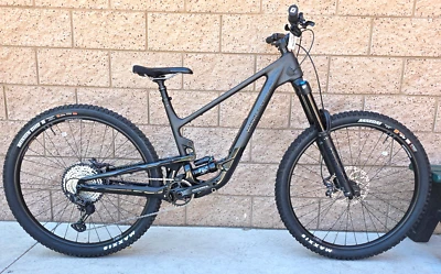 '24 Rocky Mountain Altitude C50 Full Carbon Full Suspension Mountain Bike Enduro - Image 1 of 4
