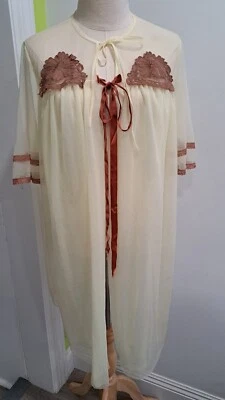 Bata Peignoir Doble Capa Amarillo Pálido De Colección Marrón Encaje Detalle Mangas Campana ML Foto 1 de 4