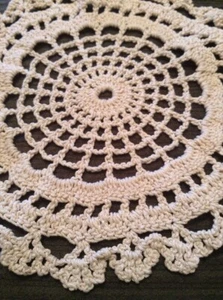 #33 VINTAGE GEHÄKELTES DECKCHEN DICK CREME 9,5" MITTELSTÜCK DECKCHEN - Bild 1 von 12